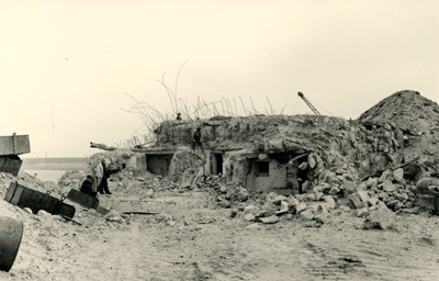 OV_BUNKERS_03 De sloop van bunkers in de duinen van Oostvoorne; 2 oktober 1953