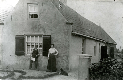 OV_BURGEMEESTERLETTEWEG_26 Van Reek voor zijn woning langs de Burgemeester Letteweg, thans garage Wouts; ca. 1920