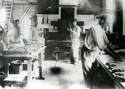 OV_BURGEMEESTERLETTEWEG_27 Het personeel van de Bakkerij van Arkenbout; ca. 1922
