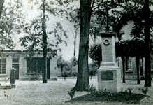 OV_DORPSPLEIN_03 Dorpsplein met monument en oude pomp; ca. 1955