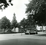 OV_DORPSPLEIN_05 Dorpsplein met stenen bank, de dorpskerk op de achtergrond; 18 juni 1960