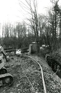 OV_GROENEWEG_03 Aanleg van buizen langs het Overbos; 11 april 1985