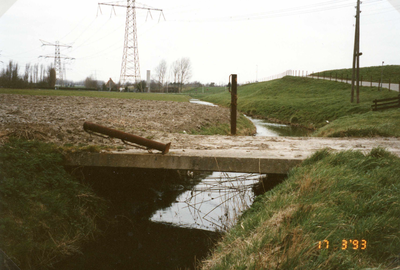 OV_HEINDIJK_47 Betonplaat over een sloot voor landbouwverkeer; 1993