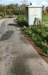 OV_HEINDIJK_48 Elektriciteitskast langs de weg (met aanplakbiljet als reclame voor de Autocross Rockanje); 16 oktober 1987