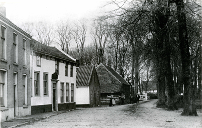 OV_HOFLAAN_19 Links de ingang naar het Mildenburgbos en op de achtergrond Overburght; ca. 1910