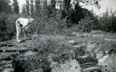 OV_HOFLAAN_58 Het ontgraven en restaureren van de Burcht. De schoonmaak van de Donjon.; September 1941