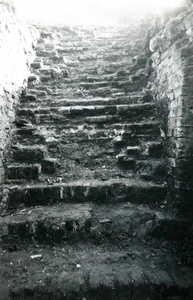 OV_HOFLAAN_60 Het ontgraven en restaureren van de Burcht. De trapingang van onderen gezien.; 21 oktober 1941