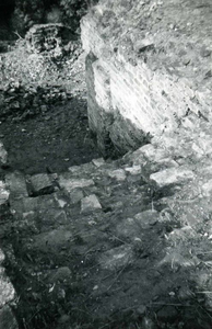OV_HOFLAAN_61 Het ontgraven en restaureren van de Burcht. De trapingang van boven gezien.; 21 oktober 1941