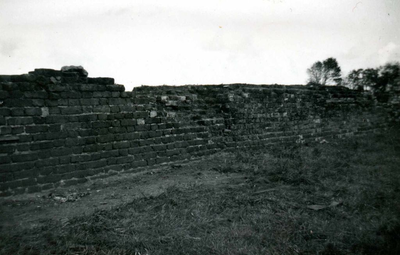 OV_HOFLAAN_62 Het ontgraven en restaureren van de Burcht. Een schoongemaakt muurvak van de Donjon; 21 oktober 1941