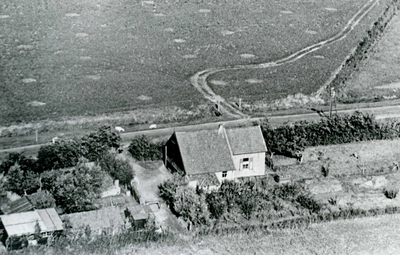 OV_KLEIDIJK_09 Luchtfoto van het woonhuis van familie Roskam. Is afgebroken; ca. 1966