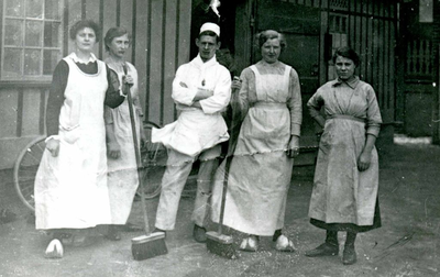 OV_KOLONIEHUIS_05 Personeel van Hotel Ons Genoegen. 2e van recht: mevrouw Konijnendijk van de Zwartelaan; ca. 1925