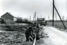 OV_KONNEWEG_02 Aanleg van een pijpleiding door Voorne-Putten. Aanpassing van de riolering; ca. 1970