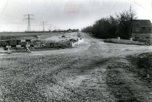 OV_KONNEWEG_02 Aanleg van een pijpleiding door Voorne-Putten. Werkzaamheden ter hoogte van de Aalbrechtsweg; ca. 1970