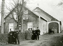 OV_KOOLHOEKWEG_01 De familie Comijs voor hun boerderij; ca. 1910