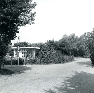 OV_KRUININGERGORS_50 Paviljoen met winkel op het vakantiepark het Kruininger Gors; 20 augustus 1958