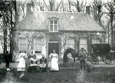 OV_MILDENBURGLAAN_05 Huize Mildenburg in het Mildenburgbos met vermoedelijk het personeel van de familie Lette; ca. 1920