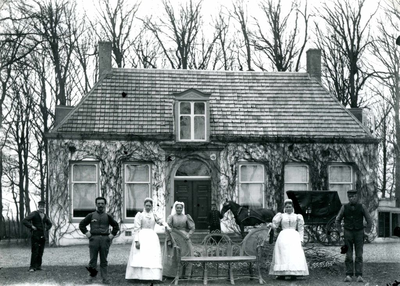 OV_MILDENBURGLAAN_06 Huize Mildenburg in het Mildenburgbos met vermoedelijk het personeel van de familie Lette; ca. 1925
