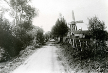 OV_MOLENDIJK_01 Kijkje in de Molendijk, met op de achtergrond de molen; ca. 1930