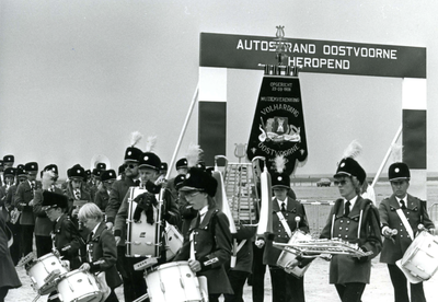 OV_MUZIEK_05 Muziekvereniging Volharding bij de opening van het autostrand; 5 juni 1986