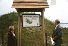 OV_OOSTVOORNSEMEER_07 Onthulling van het bord naar aanleiding van het gereedkomen van de verzwaring van de waterkering ...