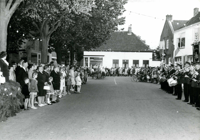 OV_PERS_012 Installatie van de heer A. Bolwidt als burgemeester van Oostvoorne. Defilé door het dorp.; 5 September 1968
