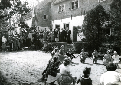 OV_PERS_085 Bezoek van koningin Juliana aan Oostvoorne. Kinderen voeren een dans op voor de koningin bij Jeugdherberg ...