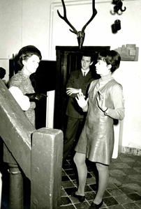 OV_PERS_222 Bezoek mevrouw Klaasesz aan het kunstcentrum Overburgh (kunstenares Wies Loeven - de Bles ?); 15 januari 1968