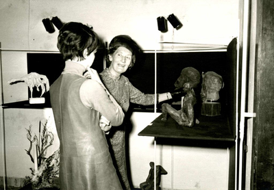 OV_PERS_223 Bezoek mevrouw Klaasesz aan het kunstcentrum Overburgh (kunstenares Wies Loeven - de Bles ?); 15 januari 1968