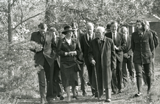 OV_PERS_279 De jarige natuurbeschermer C. Sipkes leidde koningin Beatrix langs de Tenellaplas; 22 oktober 1985