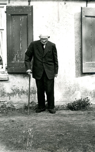 OV_PERS_318 Portret van de 100-jarige Job Moerman voor zijn huisje aan de Rietdijk
