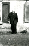 OV_PERS_318 Portret van de 100-jarige Job Moerman voor zijn huisje aan de Rietdijk