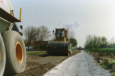 OV_RIETDIJK_19 Asfalteren van de Rietdijk ter hoogte van de westvoornseweg; ca. 1990