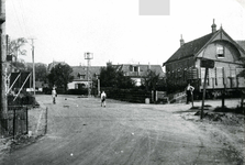 OV_STATIONSWEG_30 De kruising van de Voorweg en de Stationsweg, met rechts het vroegere tramstation; ca. 1938