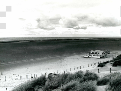 OV_STRAND_21 Autostrand met strandpaviljoen De Zeemeeuw ter hoogte strandpaal 7. Eigenaar was de heer Boutkam; ca. 1962