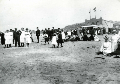 OV_STRAND_26 Strandvermaak op het Oostvoornse strand. Op de foto de strandtent van de heer P. Gorzeman; ca. 1914