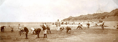 OV_STRAND_33 Spelende kinderen op het strand; ca. 1930