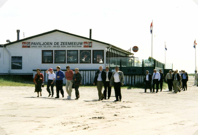 OV_STRAND_61 Strandwandelaars en Paviljoen De Zeemeeuw op het Autostrand Oostvoorne; ca. 2005