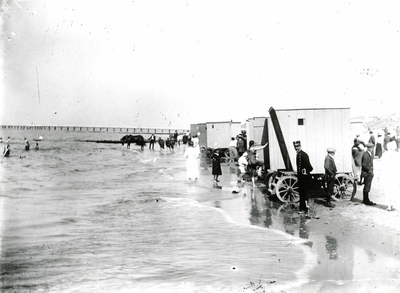 OV_STRAND_62 Het strand van Oostvoorne. Hulpagent Arie van de Blijnk houdt toezicht; ca. 1930