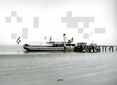 OV_STRAND_65 De passagiersboot met dagjesmensen; ca. 1935