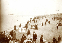 OV_STRAND_66 Strandgezicht met passagiersboot aan de steiger; ca. 1936