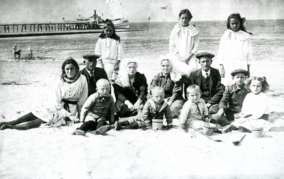 OV_STRAND_67 Strand met steiger. De personen op de foto is de familie D. Speelpenning uit Heenvliet; ca. 1939