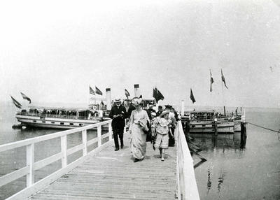 OV_STRAND_69 Badgasten arriveren met de passagiersboot bij het aanlegsteiger bij de Boulevard; ca. 1930