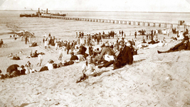 OV_STRAND_70 Aanlegsteiger voor de passagiersboot met badgasten; ca. 1926