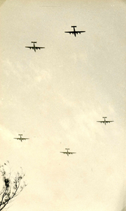 OV_TWEEDEWERELDOORLOG_05 Vliegtuigen op weg voor voedseldroppings; 5 mei 1945