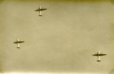 OV_TWEEDEWERELDOORLOG_06 Vliegtuigen op weg voor voedseldroppings; 5 mei 1945