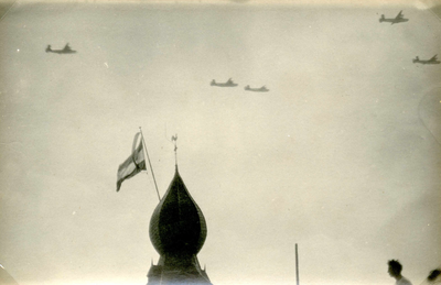 OV_TWEEDEWERELDOORLOG_07 Vliegtuigen op weg voor voedseldroppings; 5 mei 1945