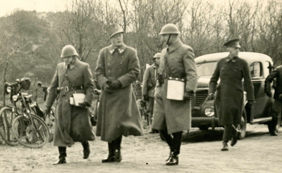 OV_TWEEDEWERELDOORLOG_32 Prins Bernhard inspecteert de mobilisatietroepen, met links kapitein Botter en rechts majoor ...
