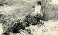 OV_TWEEDEWERELDOORLOG_43 Graf van Maydon in de duinen van Oostvoorne. Later overgebracht naar de begraafplaats; 15 juli 1940