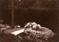 OV_TWEEDEWERELDOORLOG_45 Tijdelijk graf van de evangelist L. van der Meer, gefusilleerd in de duinen op 11 november ...