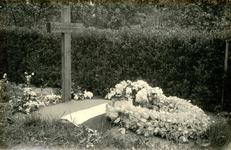 OV_TWEEDEWERELDOORLOG_48 Tijdelijk graf van de evangelist L. van der Meer, gefusilleerd in de duinen op 11 november ...